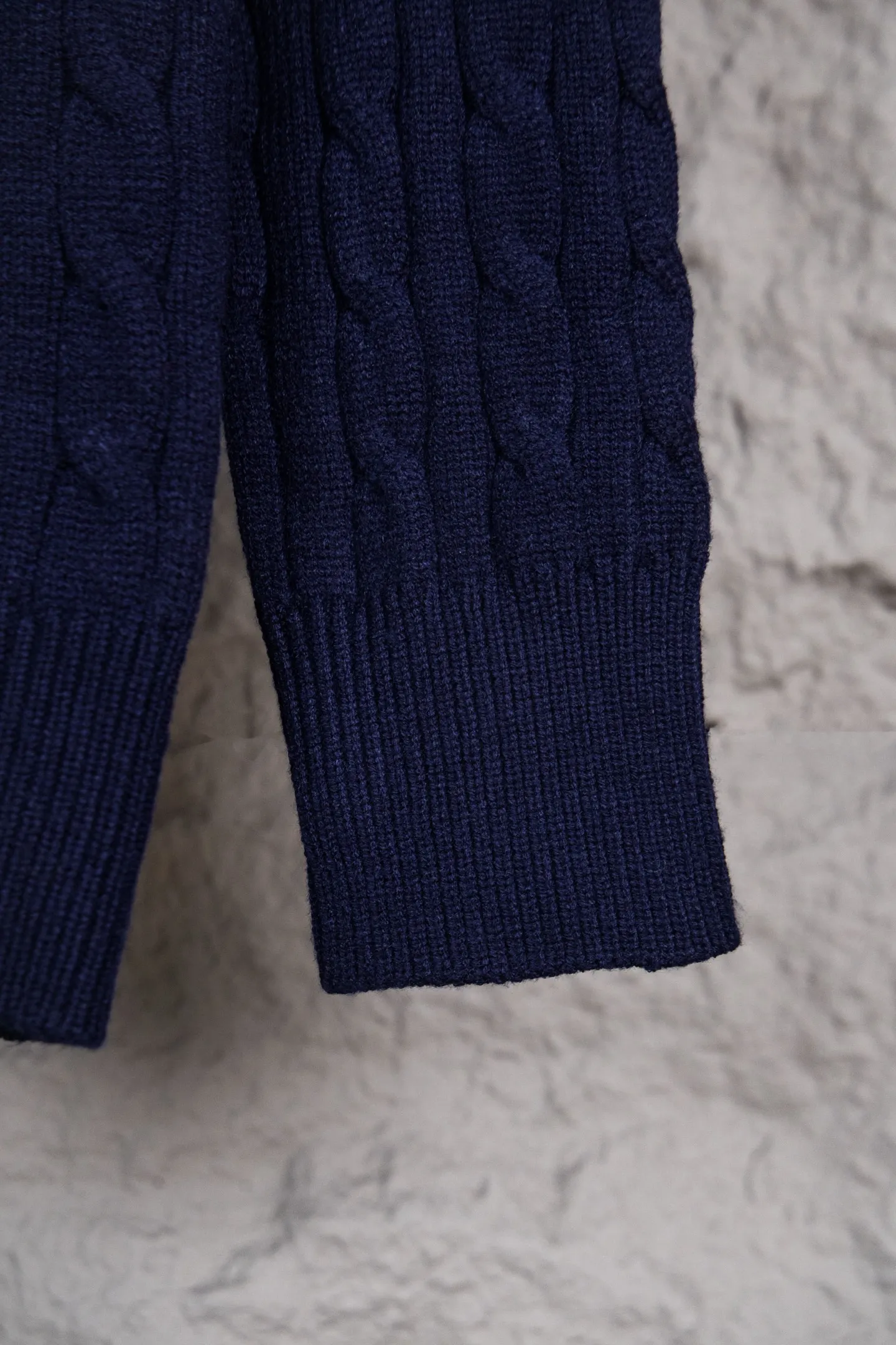 P240 Ralph Lauren 2025ss new twist sweater button cardigan. The fabric is made of imitation cashmere fabric. A full set of customized accessories. The highest version on the market. Color: Navy blue, black, white and gray. Size: S-XL.